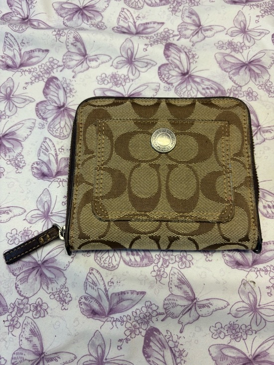 Coach Handbags - 🌀Coach Signature Canvas Zip Wallet